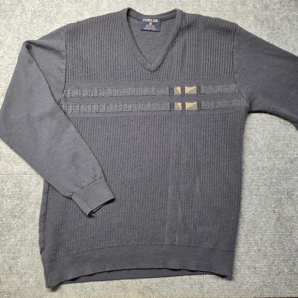 Vintage Fiordland Mens Pure New Wool Sweater New Zealand V Neck Geometric